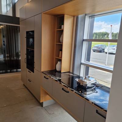 En del af vores Køkken, bordplader & AEG hvidevarer sælges.