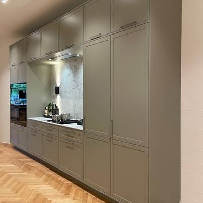 Shaker Stone Grey udstillingskøkken