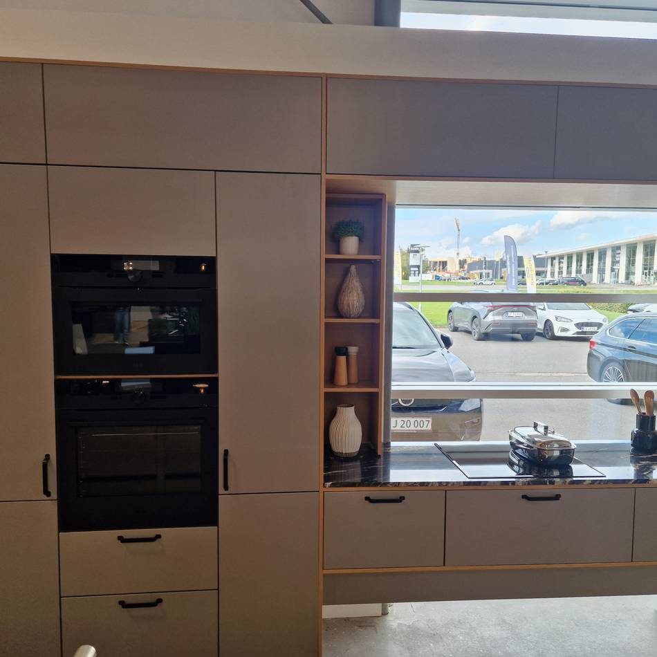 En del af vores Køkken, bordplader & AEG hvidevarer sælges. 