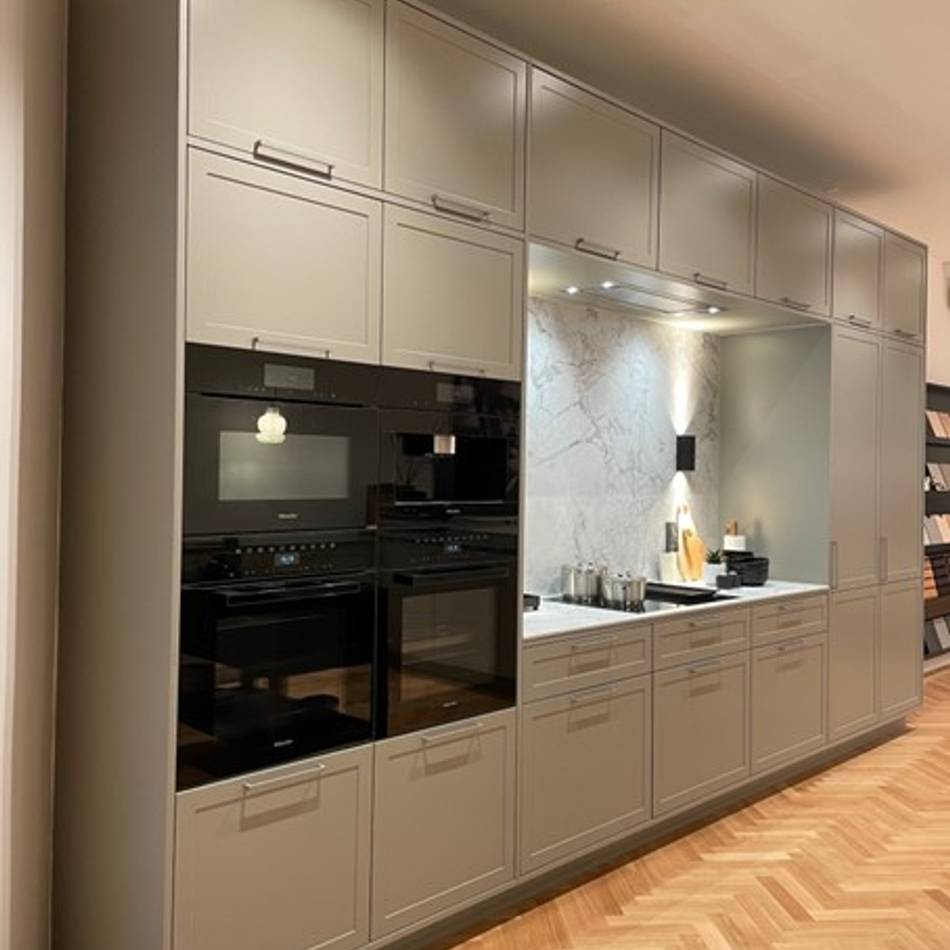 Shaker Stone Grey udstillingskøkken