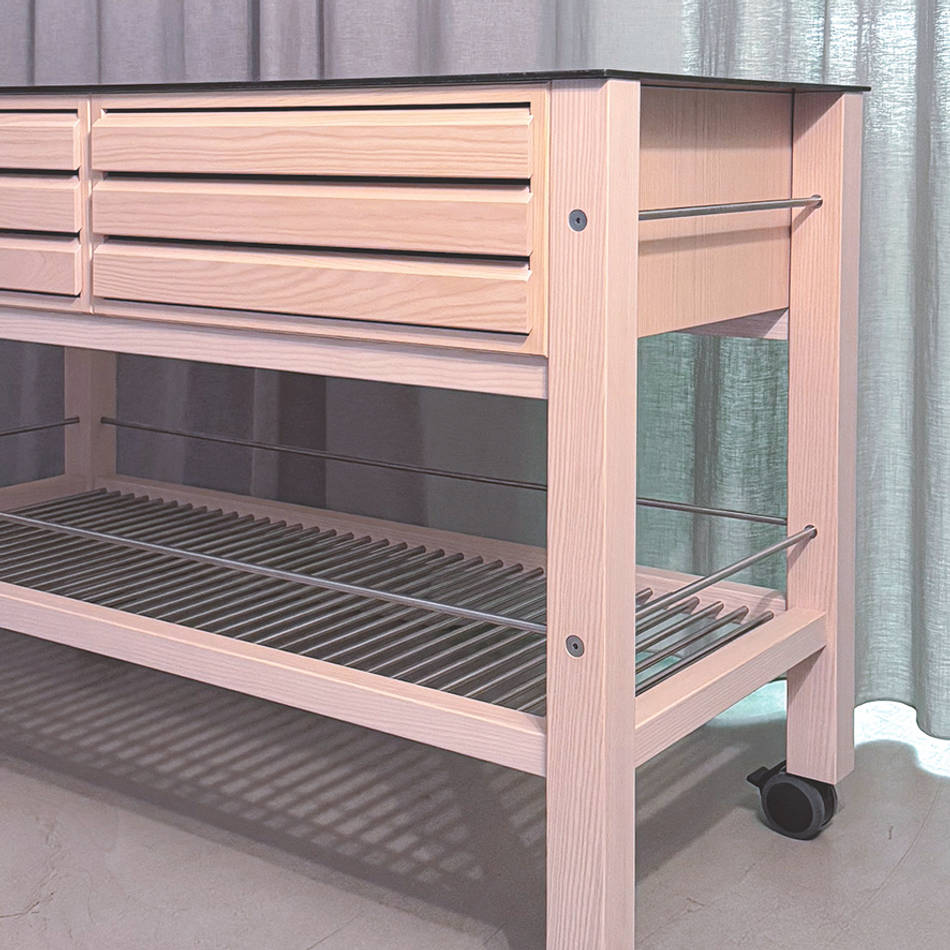 Eksklusivt multimøbel på hjul. Massiv hvid ask