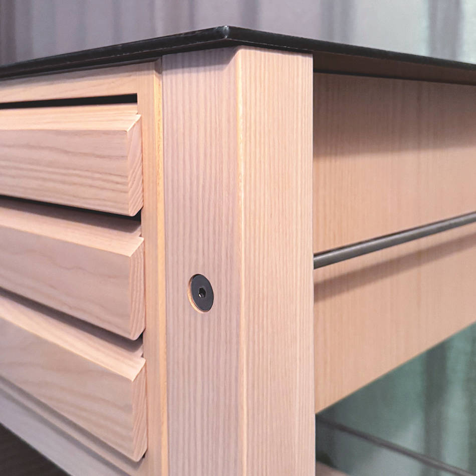 Eksklusivt multimøbel på hjul. Massiv hvid ask