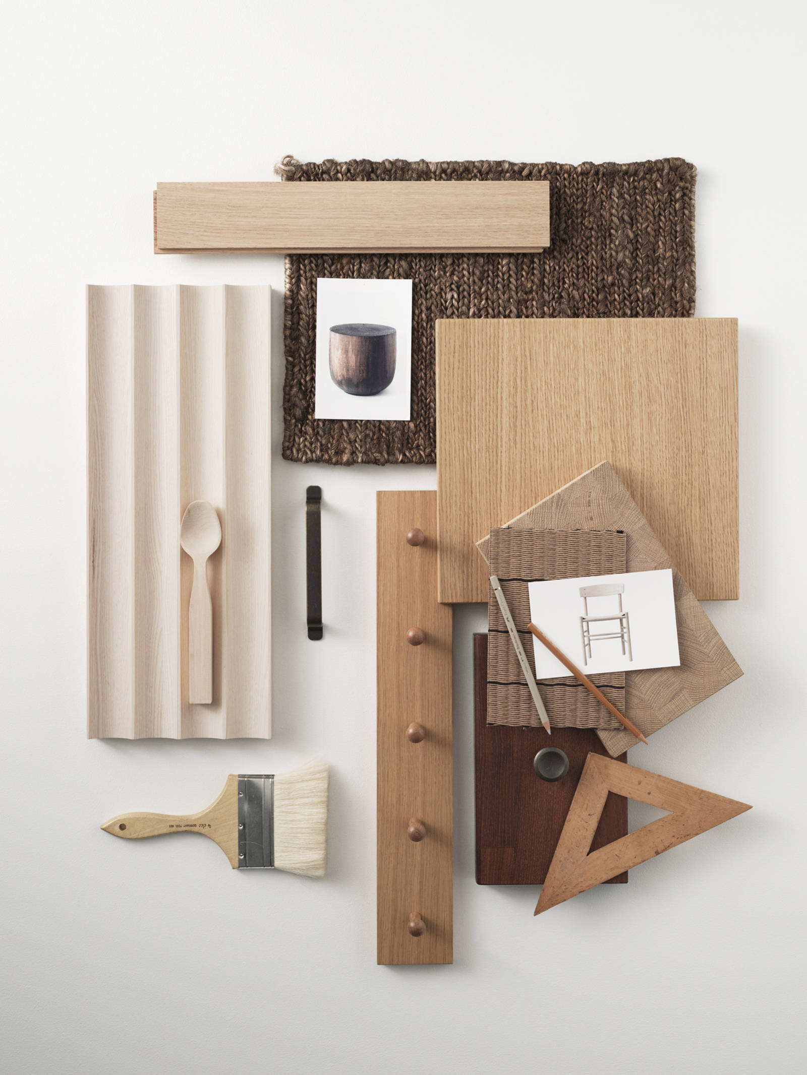 Moodboard med kökslucka i ek, prover av naturmaterial i beige och brunt, en knoppbräda i ek
