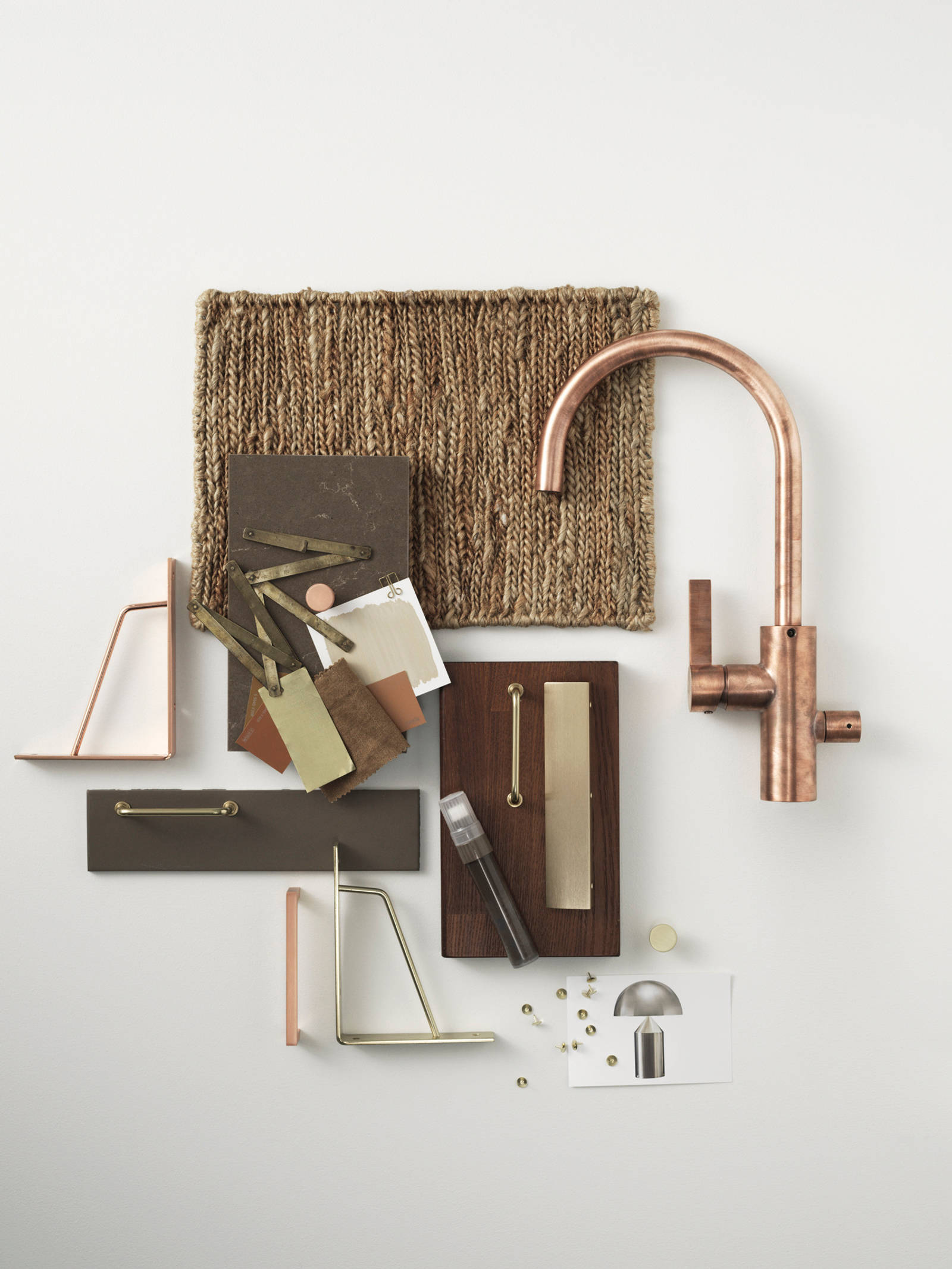 Moodboard med jute, en blandare i mässing, blandade varma metaller, brunt, mörkgrått och vitt