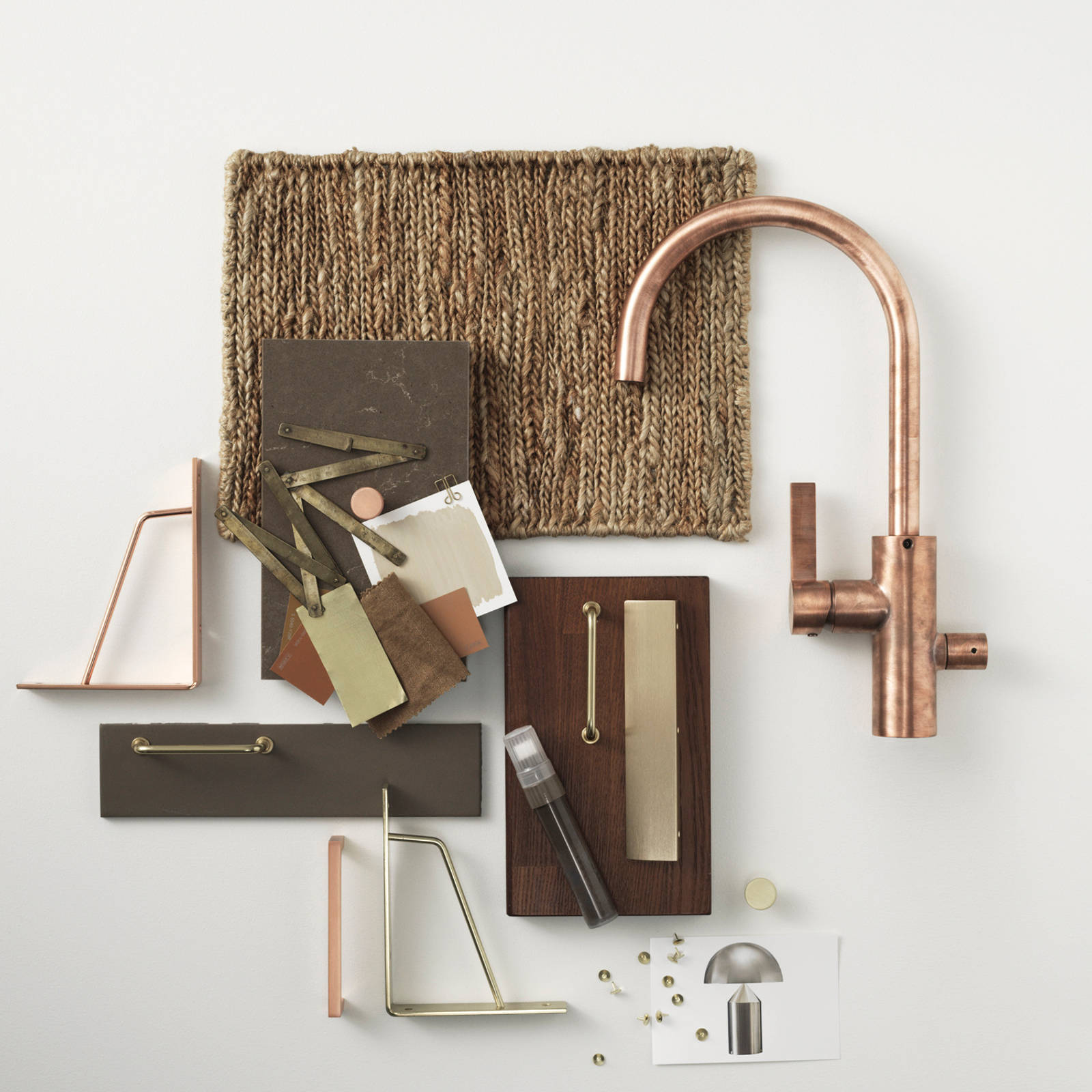 Moodboard med jute, en blandare i mässing, blandade varma metaller, brunt, mörkgrått och vitt