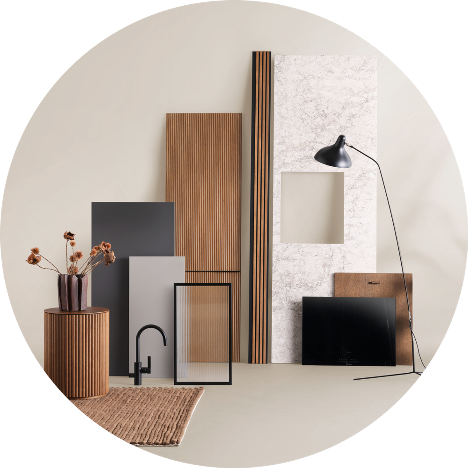 Køkkenlåge i rillet brunbejdset eg, vitrinelåge med rillet glas og sort metalramme, bordplade i hvid og grå marmor