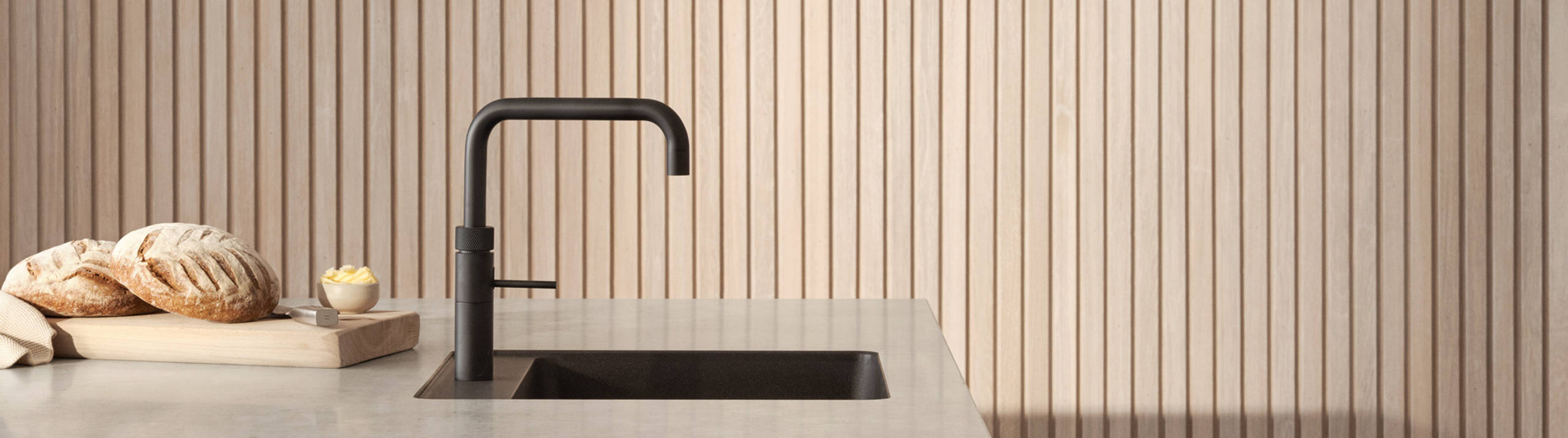 Kjøkkenmodellen Eikeli representerer en lun og nordisk eiketrend. Med sine malte lamellfronter i heltre eik, byr modellen på referanser til både kulinarisk bistro og urbane kafémiljøer.  Eikeli fåes kun som underskap.