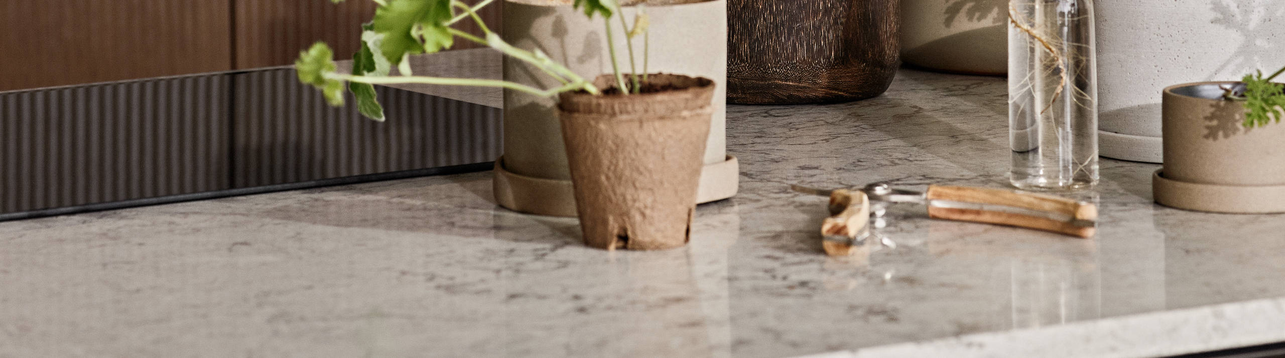 Be naturen inn og la de organiske formene møte hverdagen i Signatur Favn – et grenseløst kjøkken med naturens former i fokus.