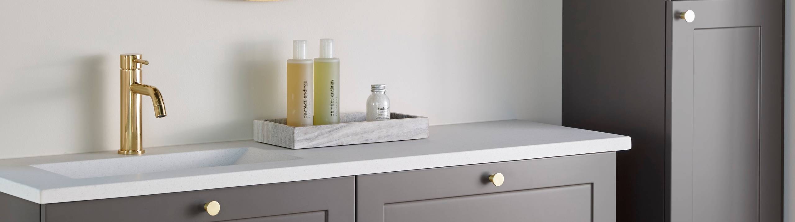 Retrobad Square i farve Søsten fra INVITA med messing greb og armatur