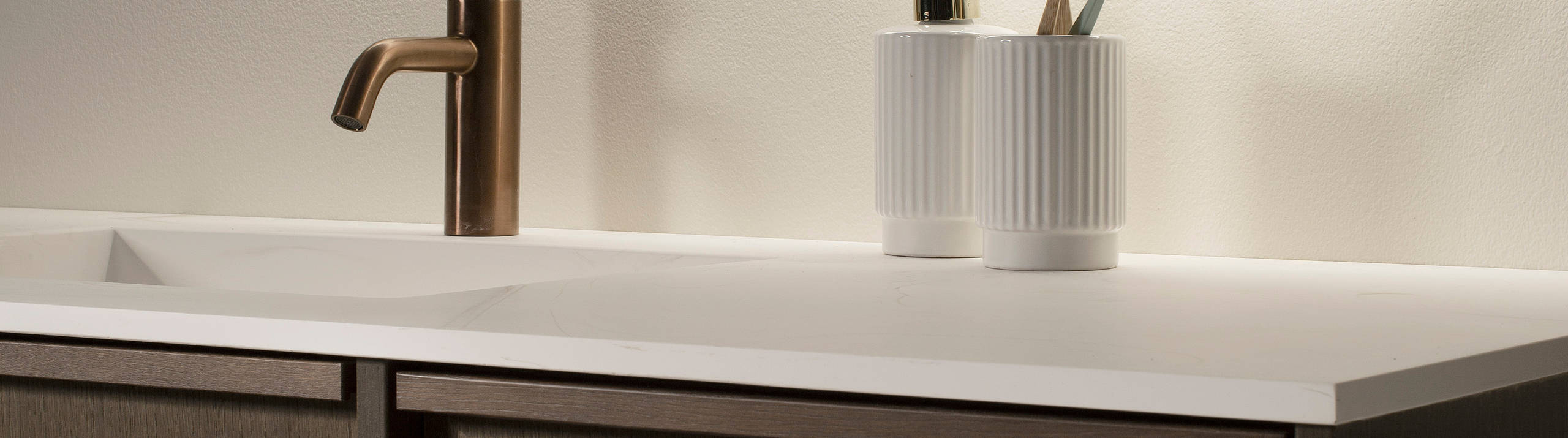 Badeværelsesmøbel Forever Oak mørk tre skabe med messing armatur