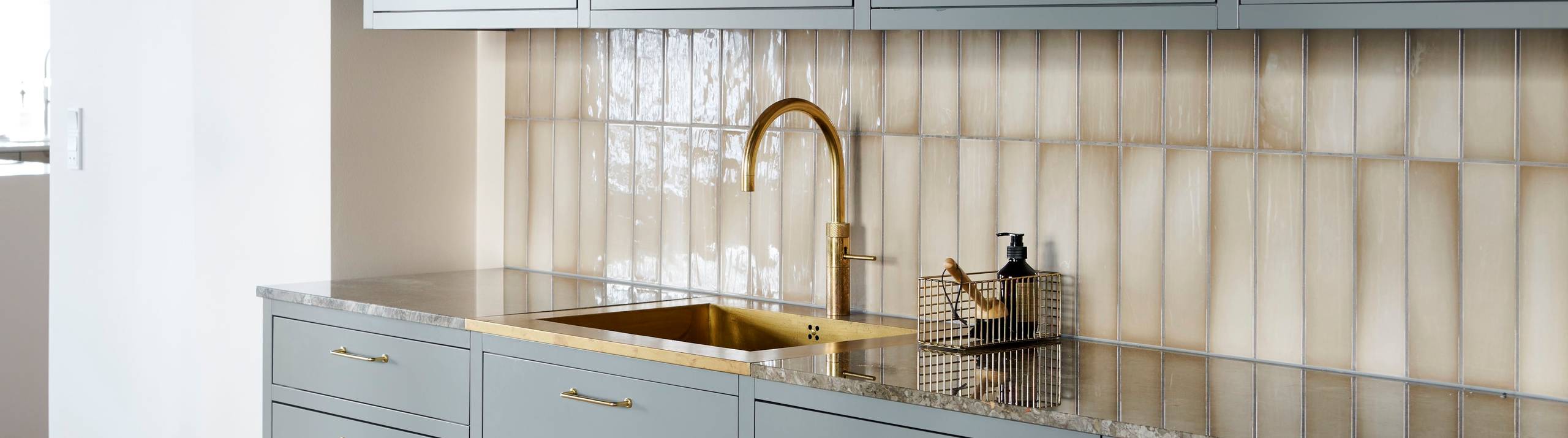 Athena lys grå med messing vandhane