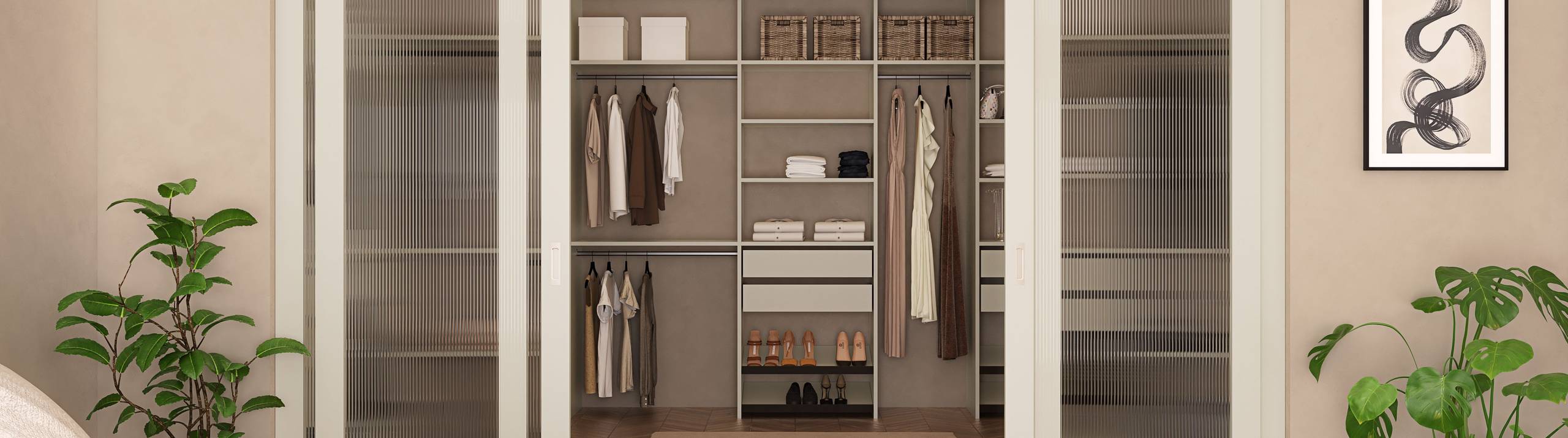 Walk-in garderobe med hvid interiør bag glasskydedøre med hvid ramme