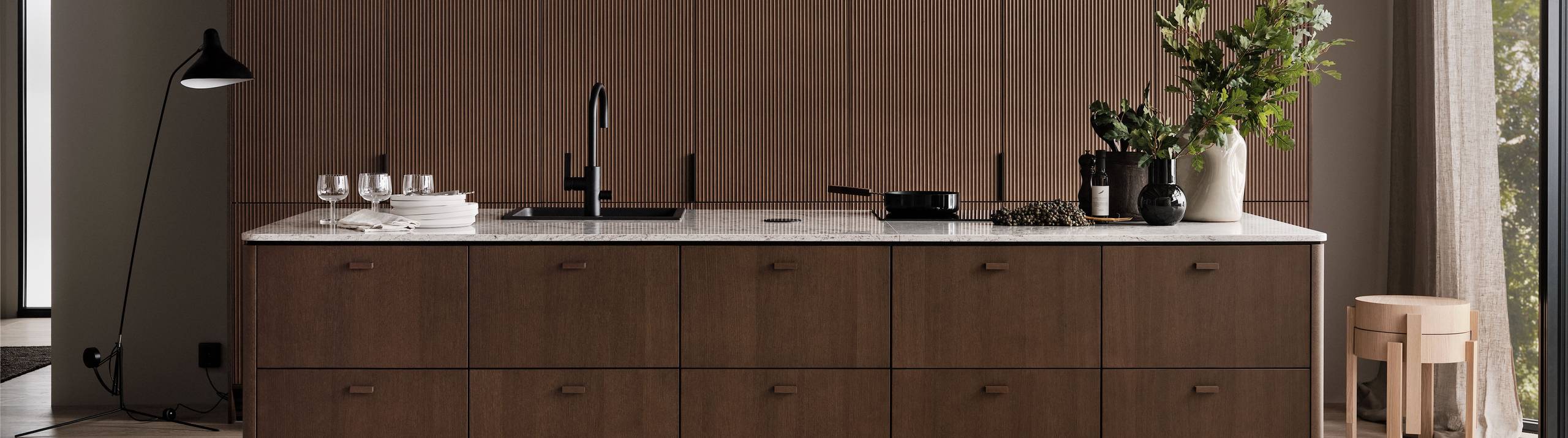 Køkken Forever Oak fra INVITA, mørk eg køkkenskabe med massiv tre mørk eg håndtag, komposit bordplade, sort armatur og højskabe mørk rifled eg