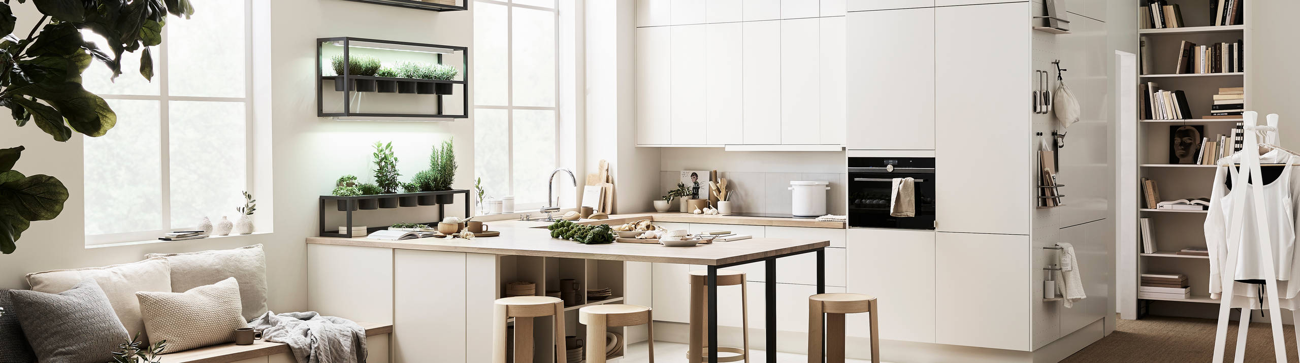 Marbodal  Arkitekt plus Frost  - Kök byggt på höjden för att skapa stor plats i ett litet rum. Stor köksö med förvaring, väl tilltagen arbetsyta och bardel.