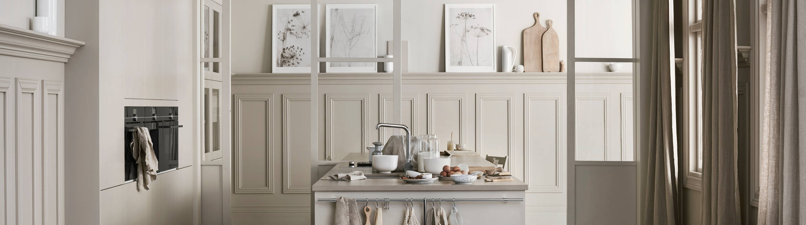 Et helhetlig bilde av det moderne beige kjøkkenet Line fra Sigdal med glatte dører i fargen Korn