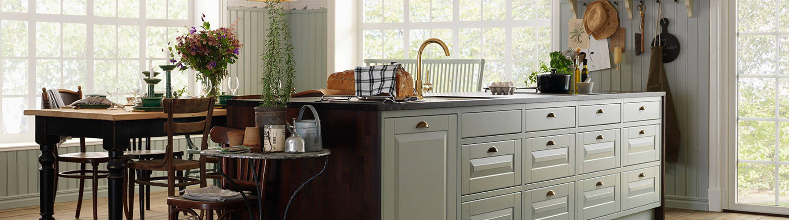 Sigdals Inframekonsept, med dører og skuffer som ligger innrammet, gir innredningen et flott, plassbygd preg. Her får du den rette Herregaardsfølelsen. Suppler gjerne med taggelister, nostalgihyller, vitriner med kryss-sprosser og fremtrukket sokkel.