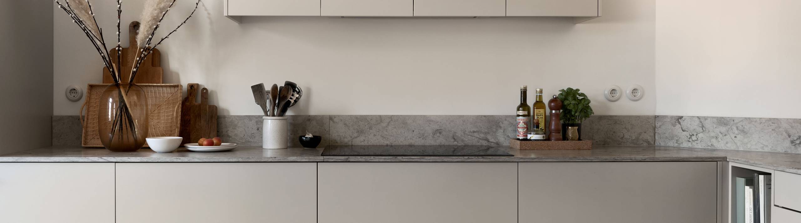 Beige køkken Athena Sand fra INVITA uden greb med marmorbordplade