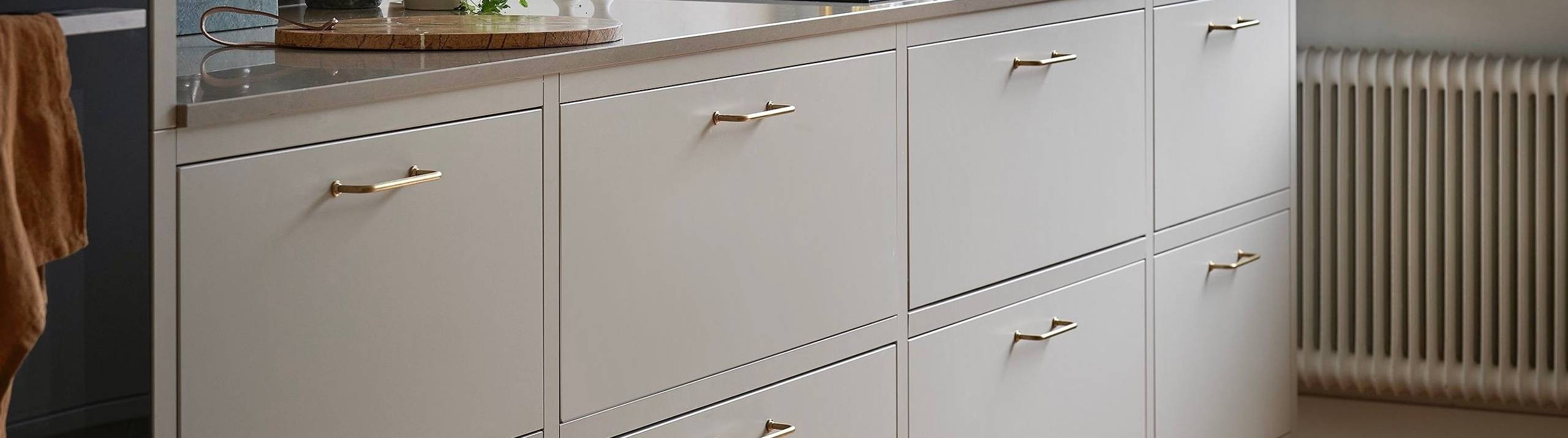 Forrammekøkken Athena Fusion i lys grå farve Sky fra INVITA med grå stein bordplade, rustfrit stål håndtag