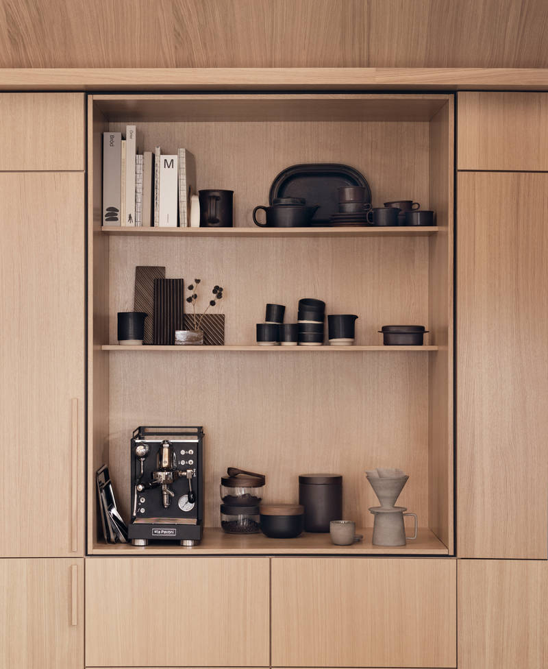 Köket Ekbacken natur från Marbodal i ekfanér med vertikal träådring, högskåp och ett öppet skåp med plats för kaffemaskin, inramad med en skuggning vilket skapar en arkitektonisk premiumkänsla.