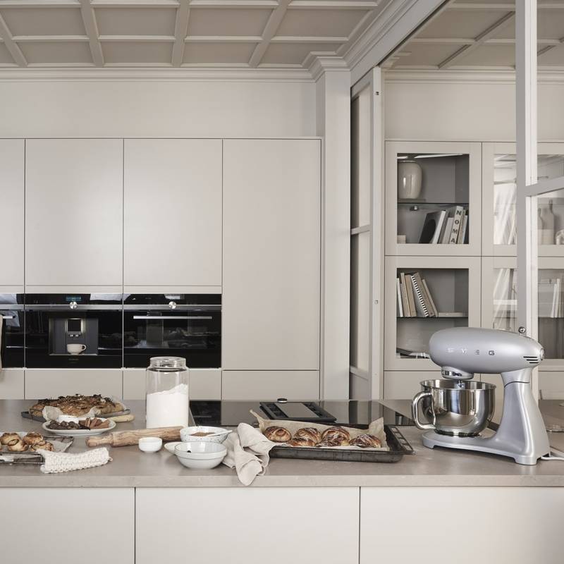 Bakt brød og kanelboller på kjøkkenøya i Sigdals Line Korn