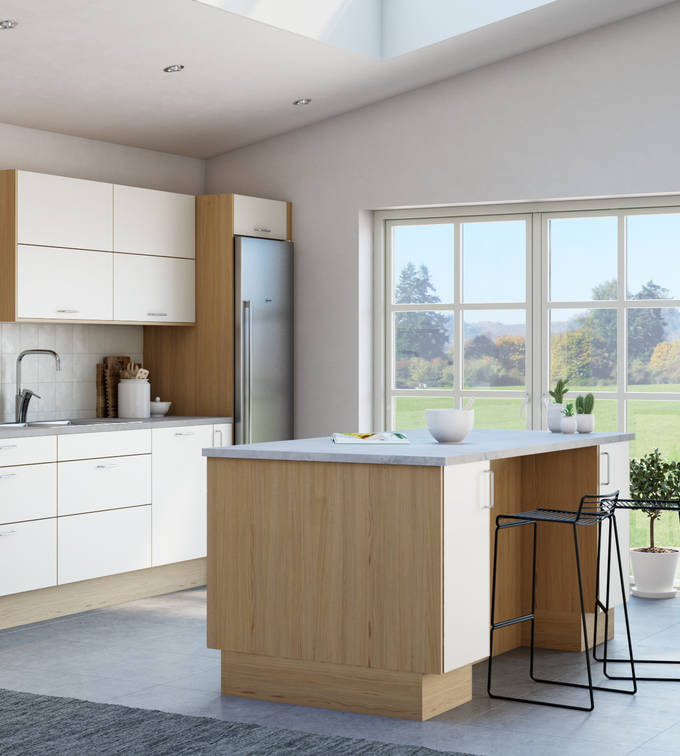 Modellen har slette fronter i sort supermatt høytrykkslaminat med fasede kantlister i heltre eik.