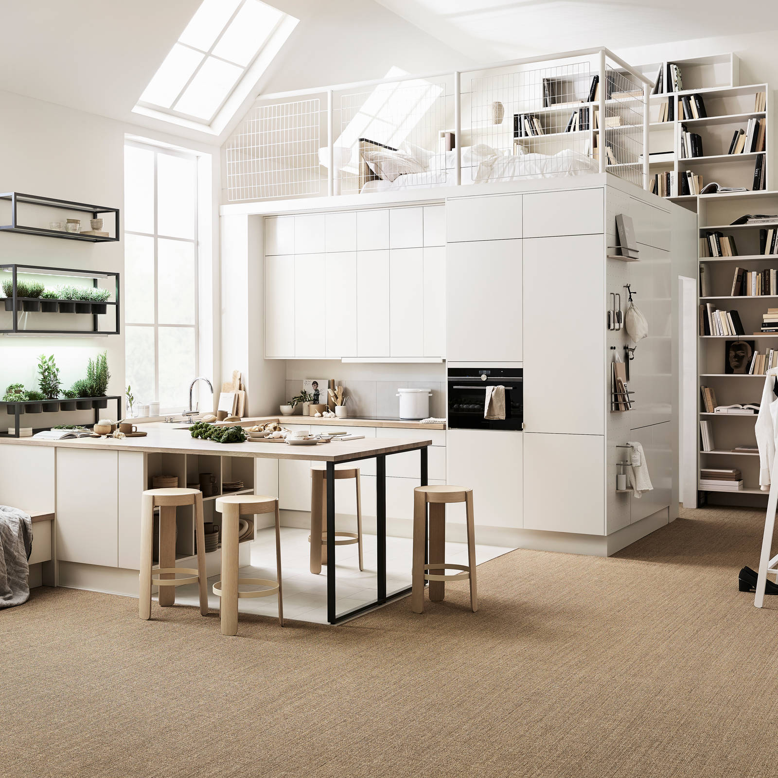 Marbodal  Arkitekt plus Frost  - Kök byggt på höjden för att skapa stor plats i ett litet rum. Stor köksö med förvaring, väl tilltagen arbetsyta och bardel.