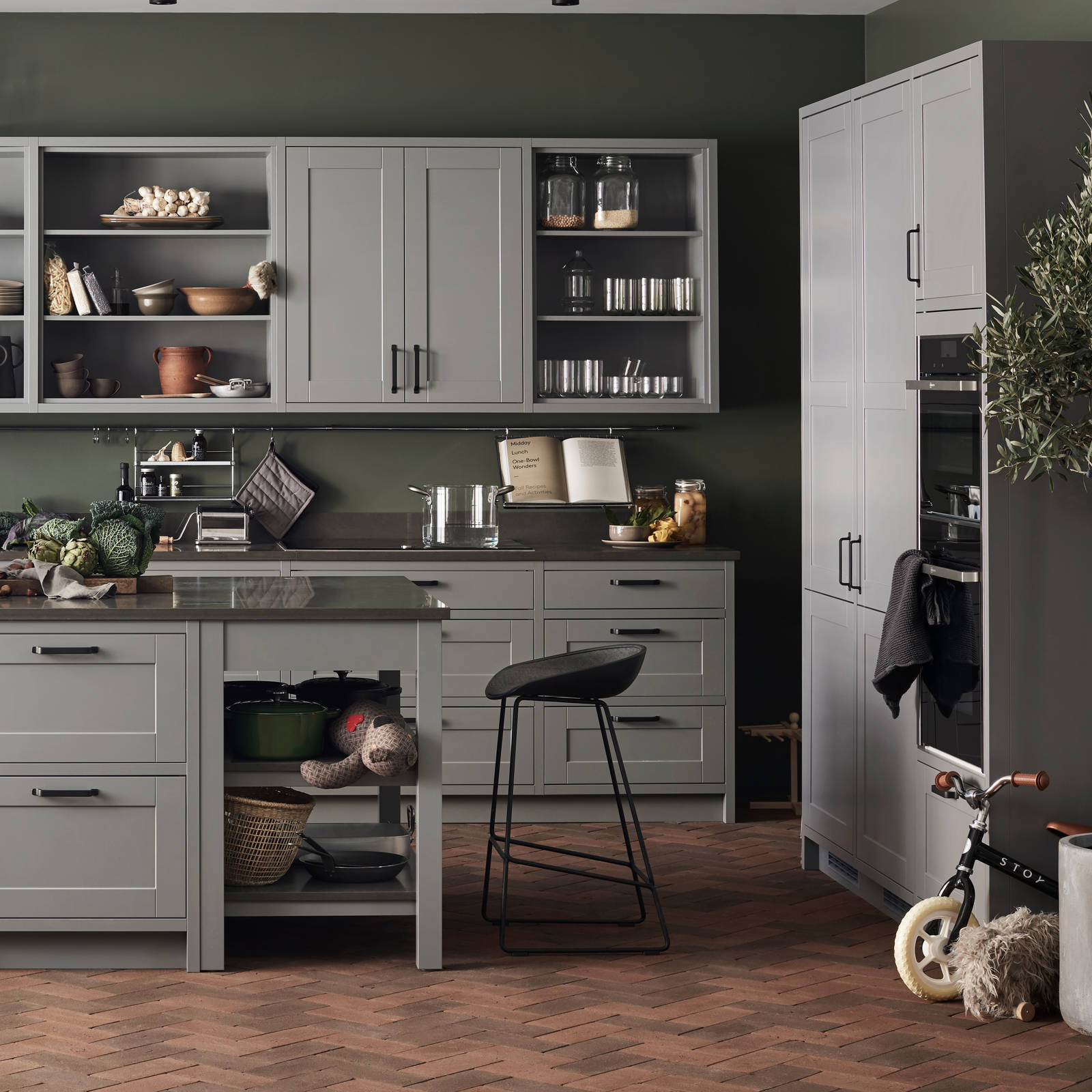 Sigdals inframekonsept, med dører og skuffer som ligger innrammet i skrogene, gir innredningen et flott, plassbygd preg.