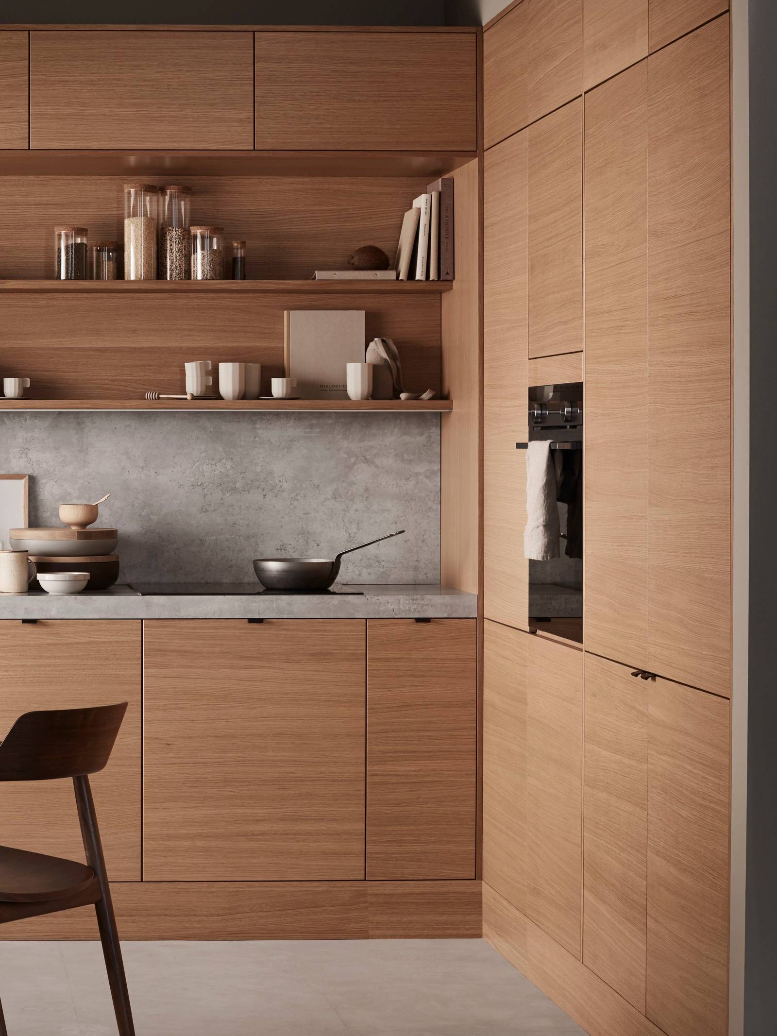 Elegant og moderne eikekjøkken. Slette fronter i eikefinér med integrert kantlist i eik som markerer kjøkkenets linjer og komposisjon.