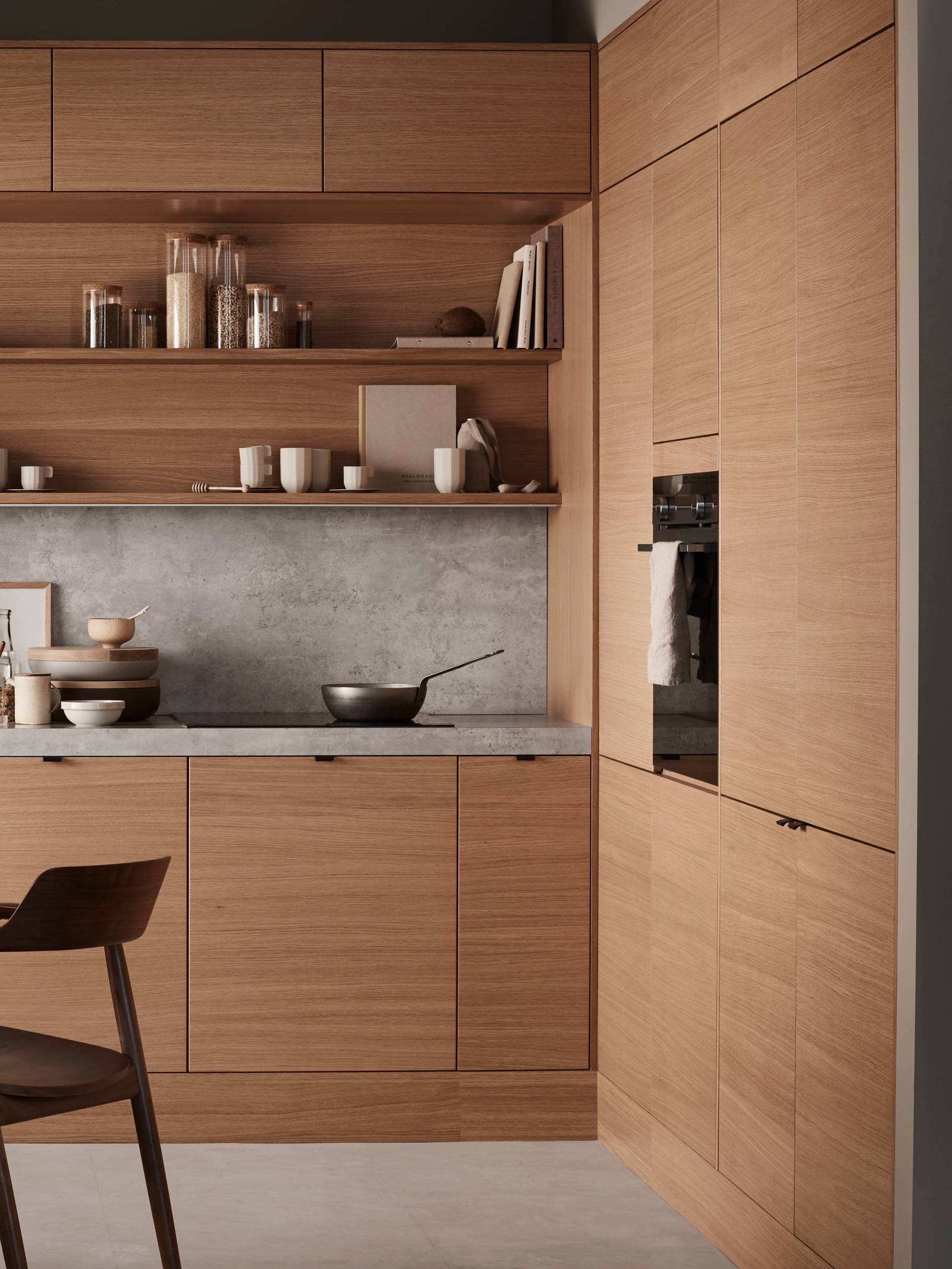 Elegant og moderne eikekjøkken. Slette fronter i eikefinér med integrert kantlist i eik som markerer kjøkkenets linjer og komposisjon.