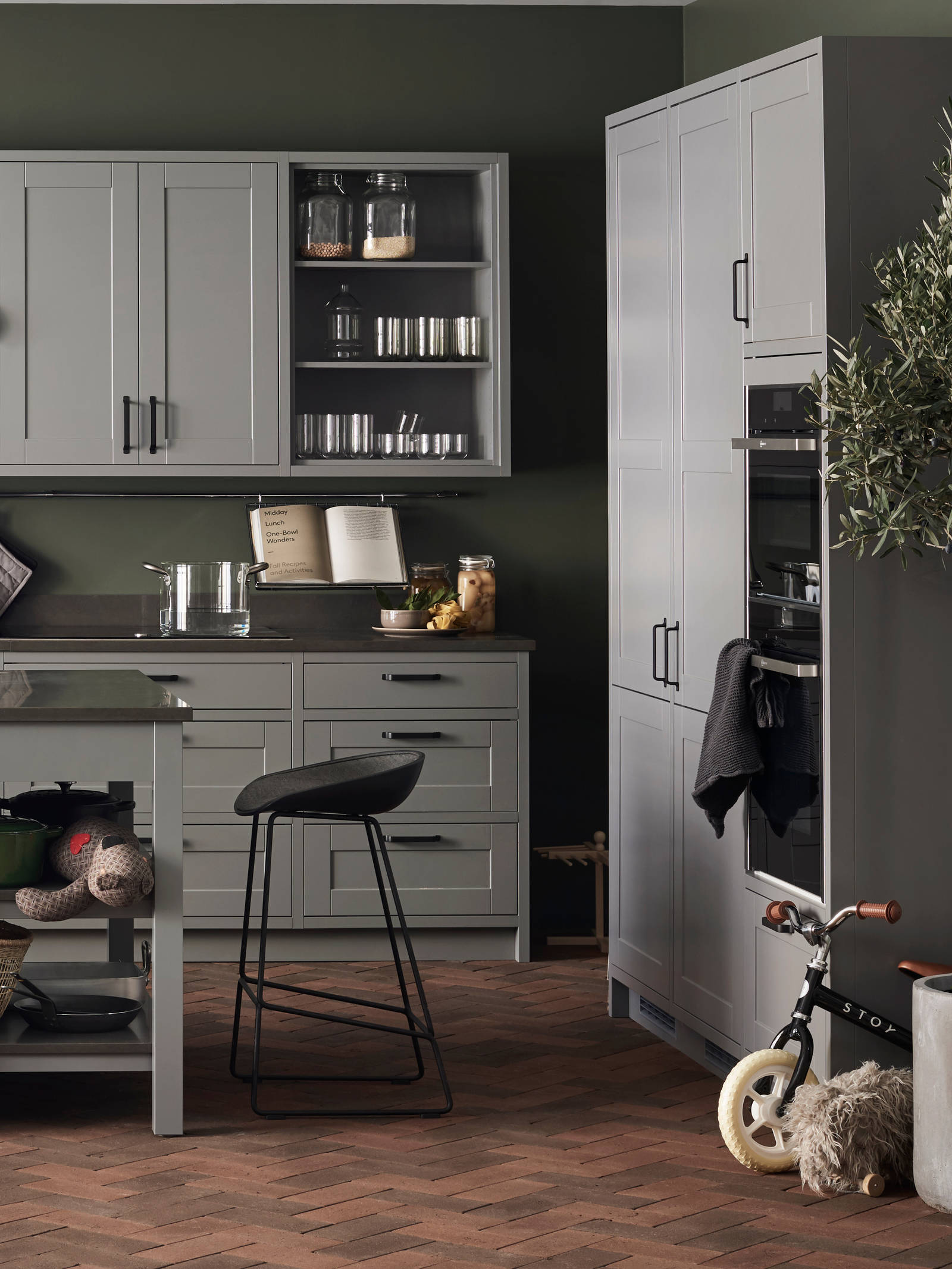 Sigdals inframekonsept, med dører og skuffer som ligger innrammet i skrogene, gir innredningen et flott, plassbygd preg.