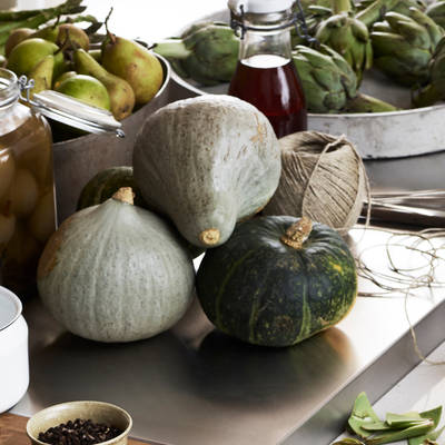 Ramsvik svarbets - Köksö  från Marbodal med bänkskivor i  tre olika material. Kvartkomposit med en centrerad del i rostfritt samt en nedsänkt huggkubbe.