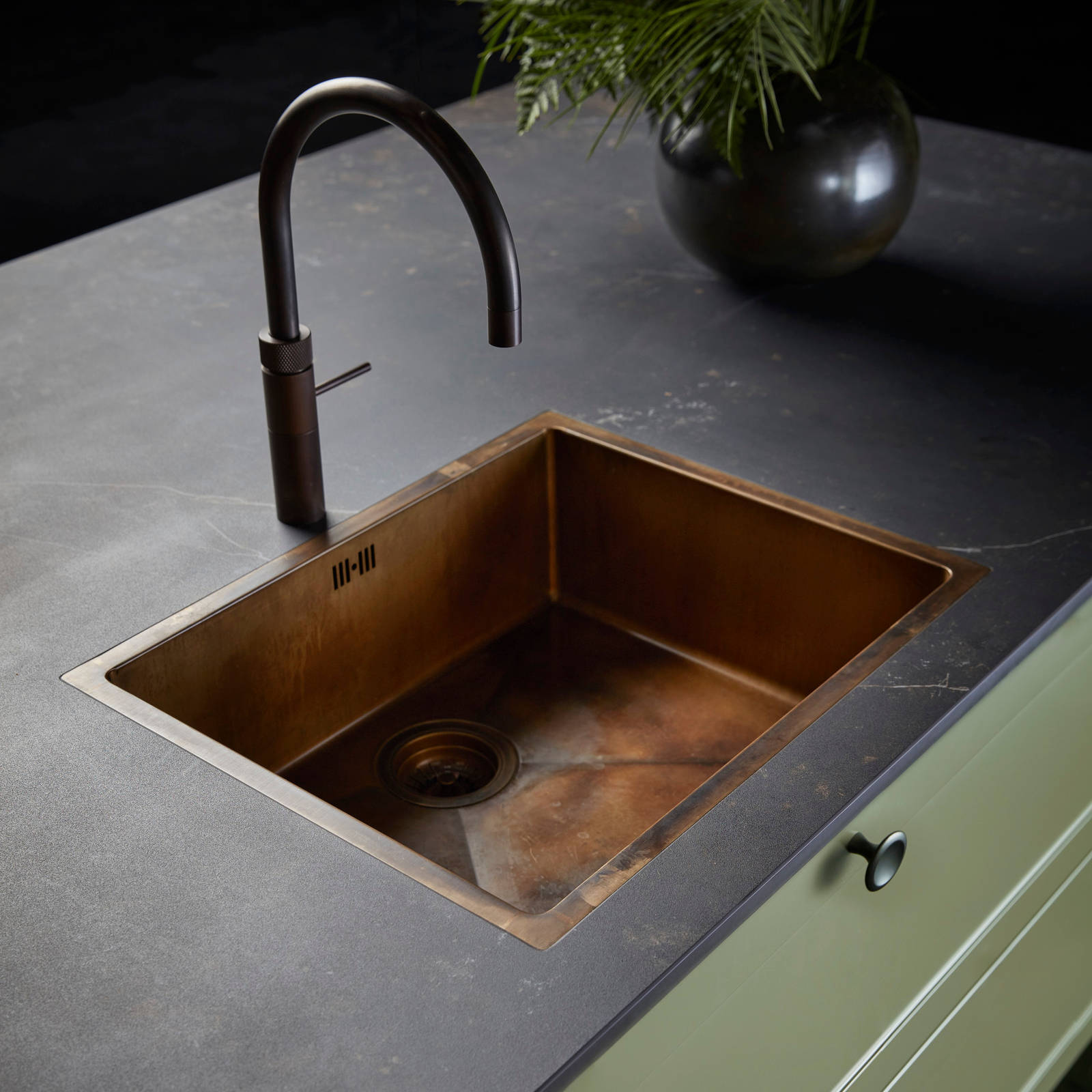 Northern Shaker Olivengrøn vask armatur og bordplade