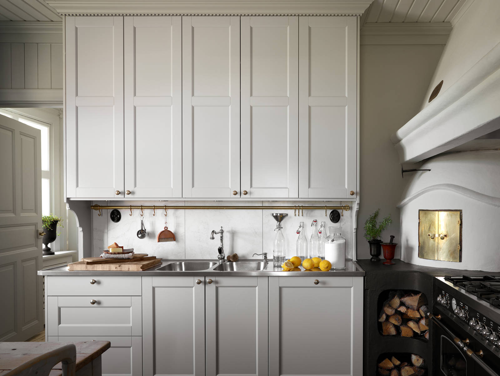 Klassiska köket Fagerö moln med öppen förvaring från Marbodal i sekelskiftesvilla med fantastiskt ljusinsläpp