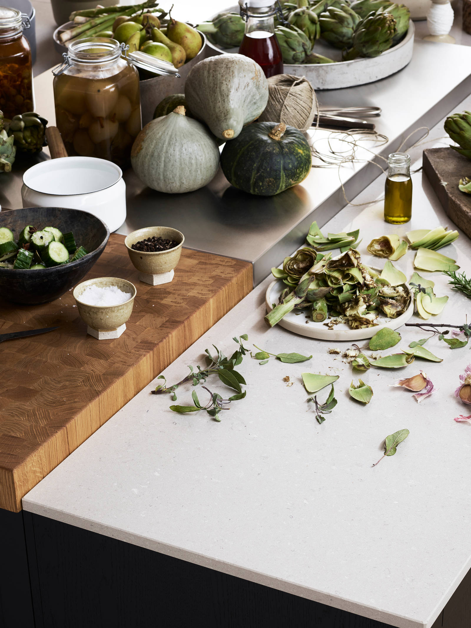 Ramsvik svarbets - Köksö  från Marbodal med bänkskivor i  tre olika material. Kvartkomposit med en centrerad del i rostfritt samt en nedsänkt huggkubbe.