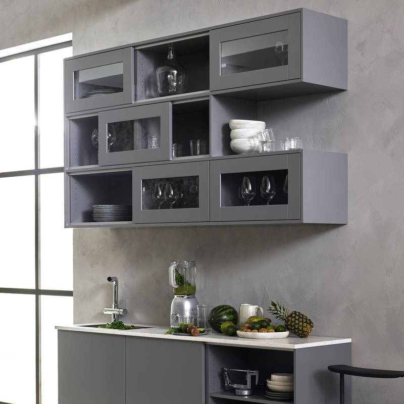 Marbodal Viken Åska - Smart skjutdörrsskena för väggskåpens luckor. Bänkskiva i Corestone på grunda bänkskåp på metallben.