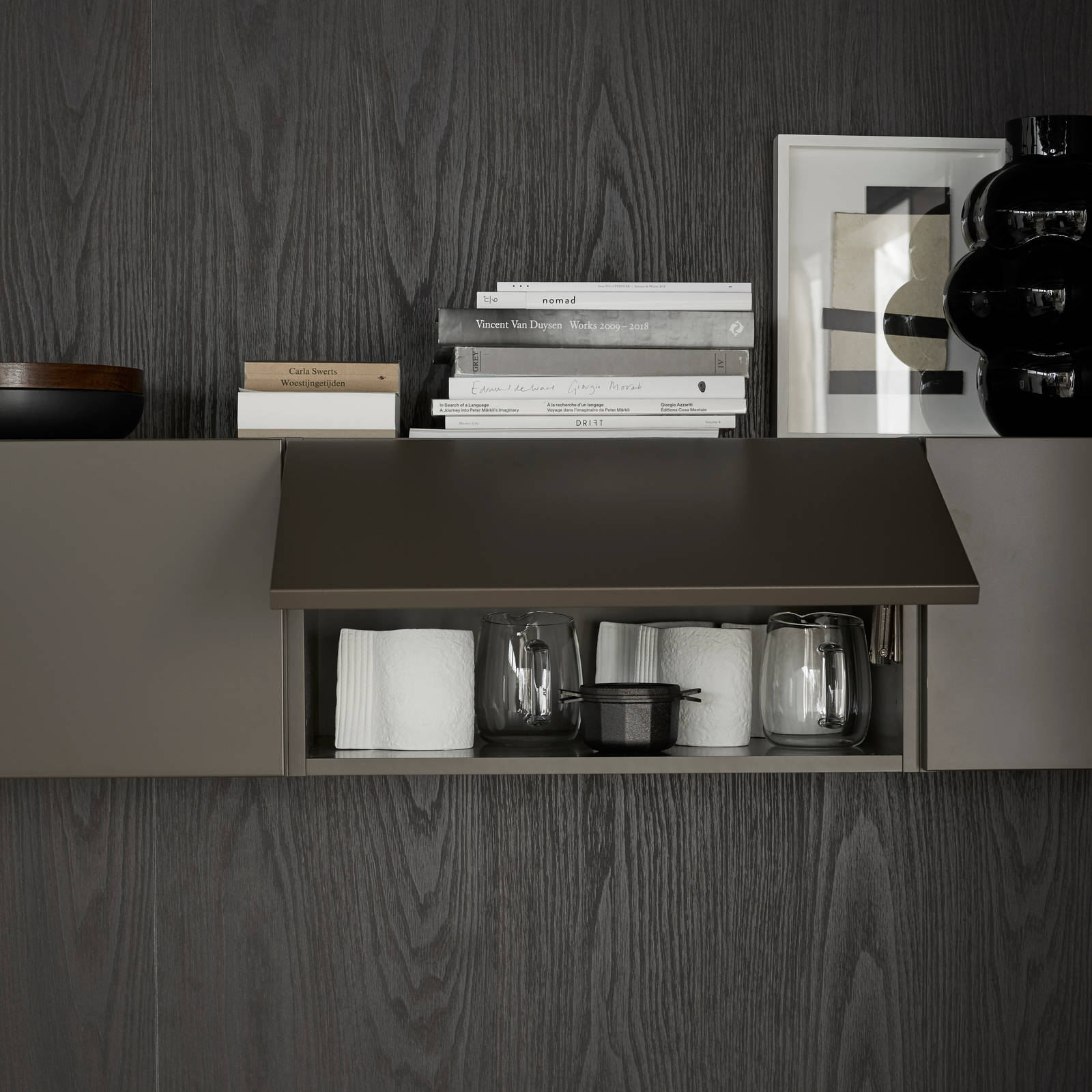 Marbodal Arkitekt plus Bark - Matsalshörnets väggskåp med klafflucka döljer smart förvaring.