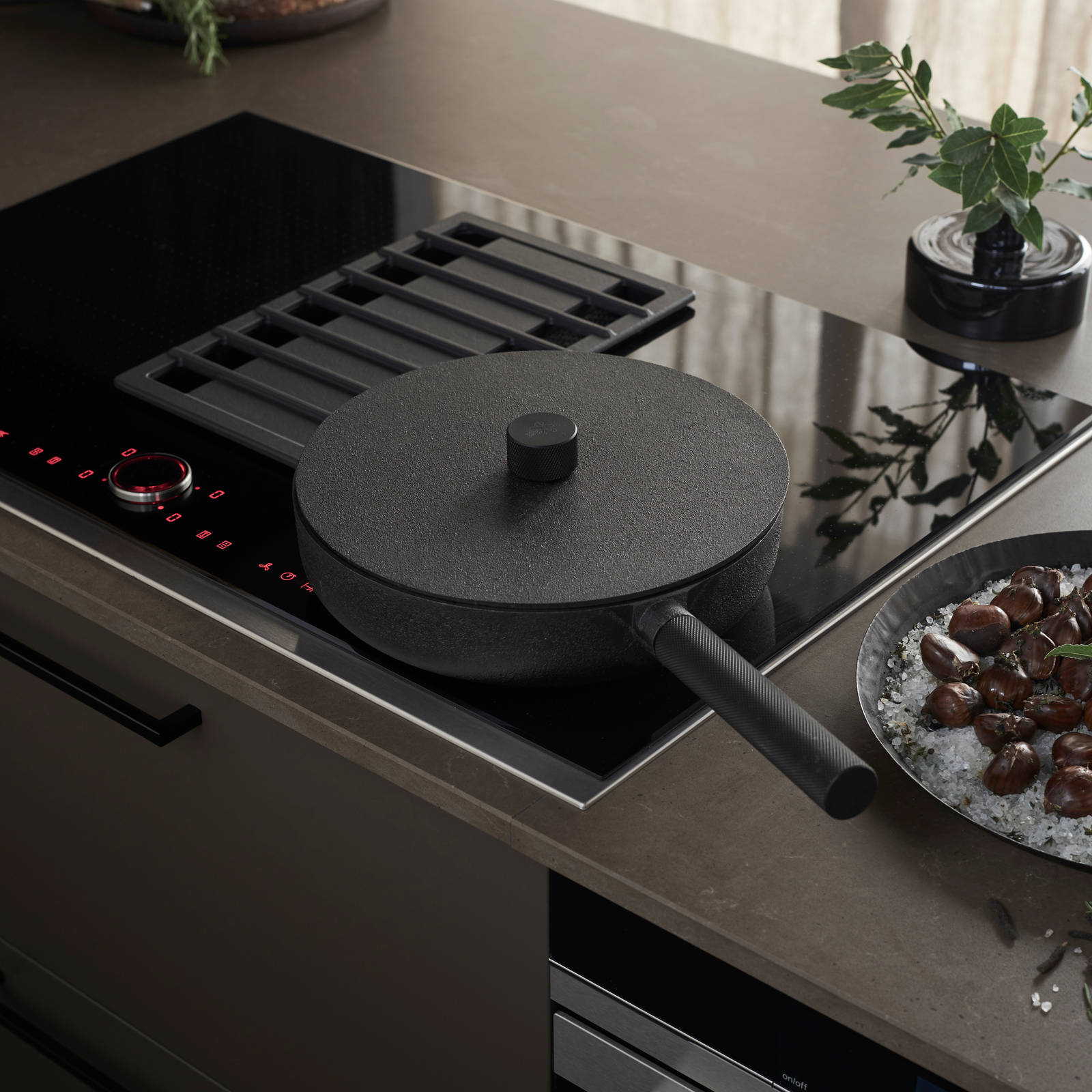 Line er en stilren kjøkkenmodell med et stort designregister. De slette MDF-frontene kan males i alle Sigdals standardfarger, eller valgfri NCS-farge mot et pristillegg.