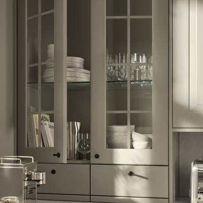 Bänkstående vitrinskåp med lådor.