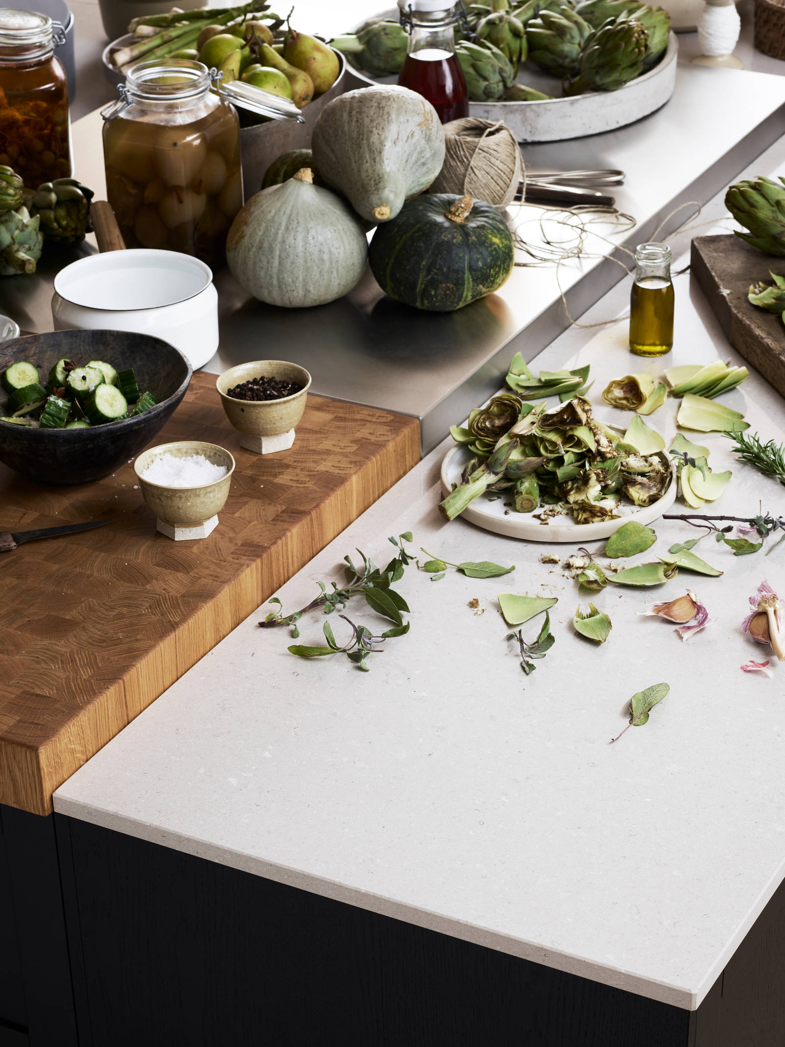 Rustikk og landlig kjøkkenmodell i heltre eik. Front med enkel ramme og slett fylling gjør at du kan variere uttrykket på kjøkkenet fra det helt moderne til det rustikke landlige preget alt etter hvilket tilbehør du velger.