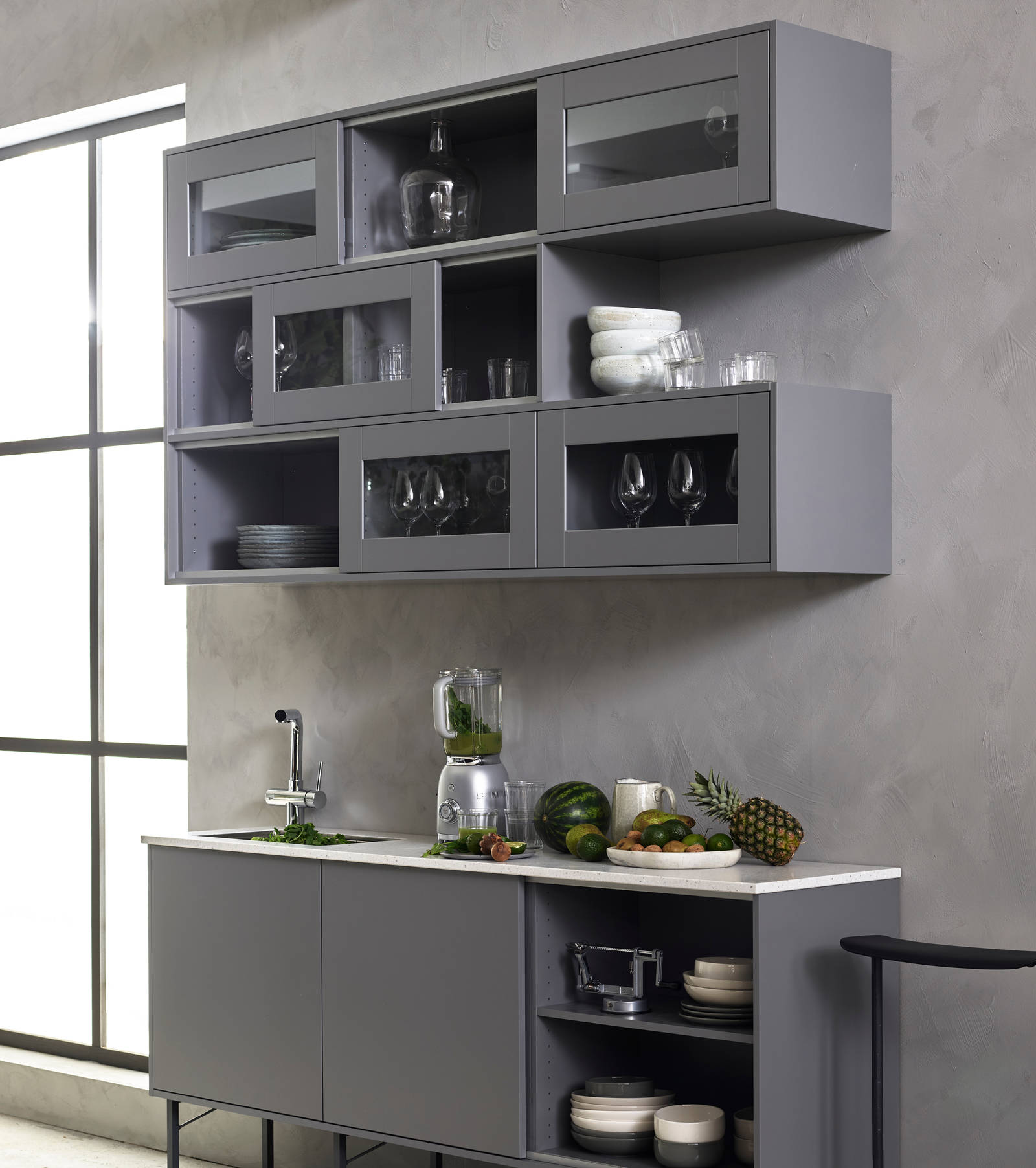 Herlig trendkjøkken med slette fronter og innfreste grep, som markerer modellens linjerene design. Horisont kjennetegnes av en klar og kjølig friskhet, noe som representerer ny nordisk design på sitt beste.