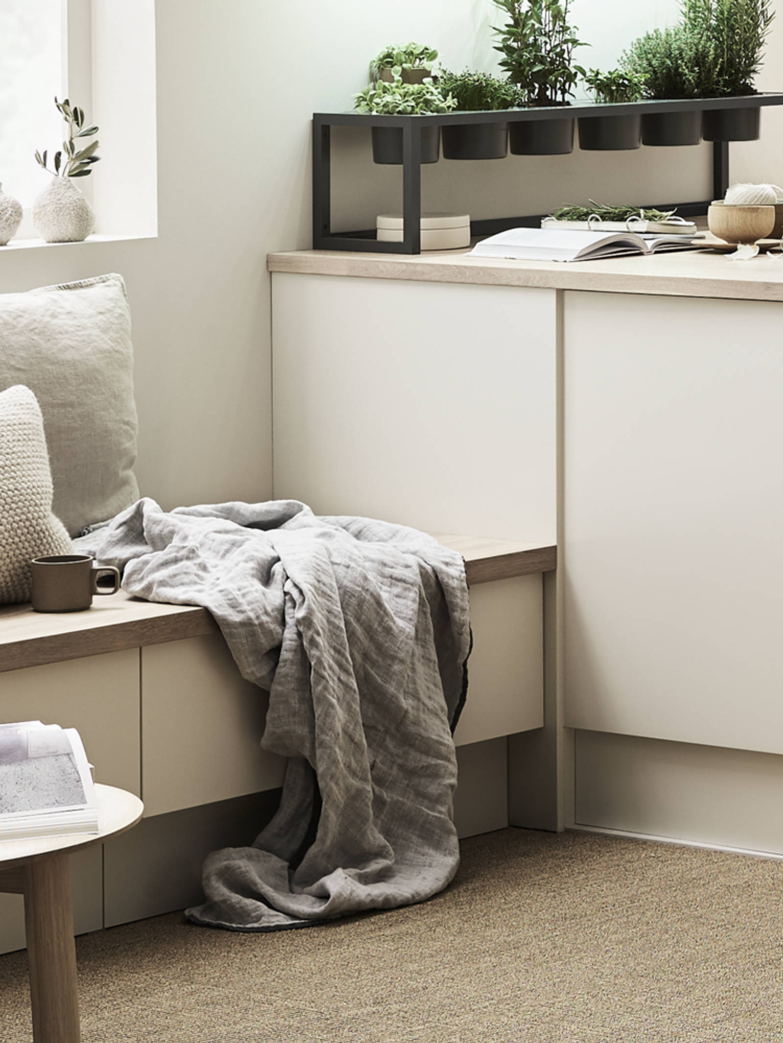 Mild og godlynt kjøkkenmodell i lys eik med liggende trestruktur og innfreste grep.