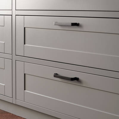 Sigdals inframekonsept, med dører og skuffer som ligger innrammet i skrogene, gir innredningen et flott, plassbygd preg.