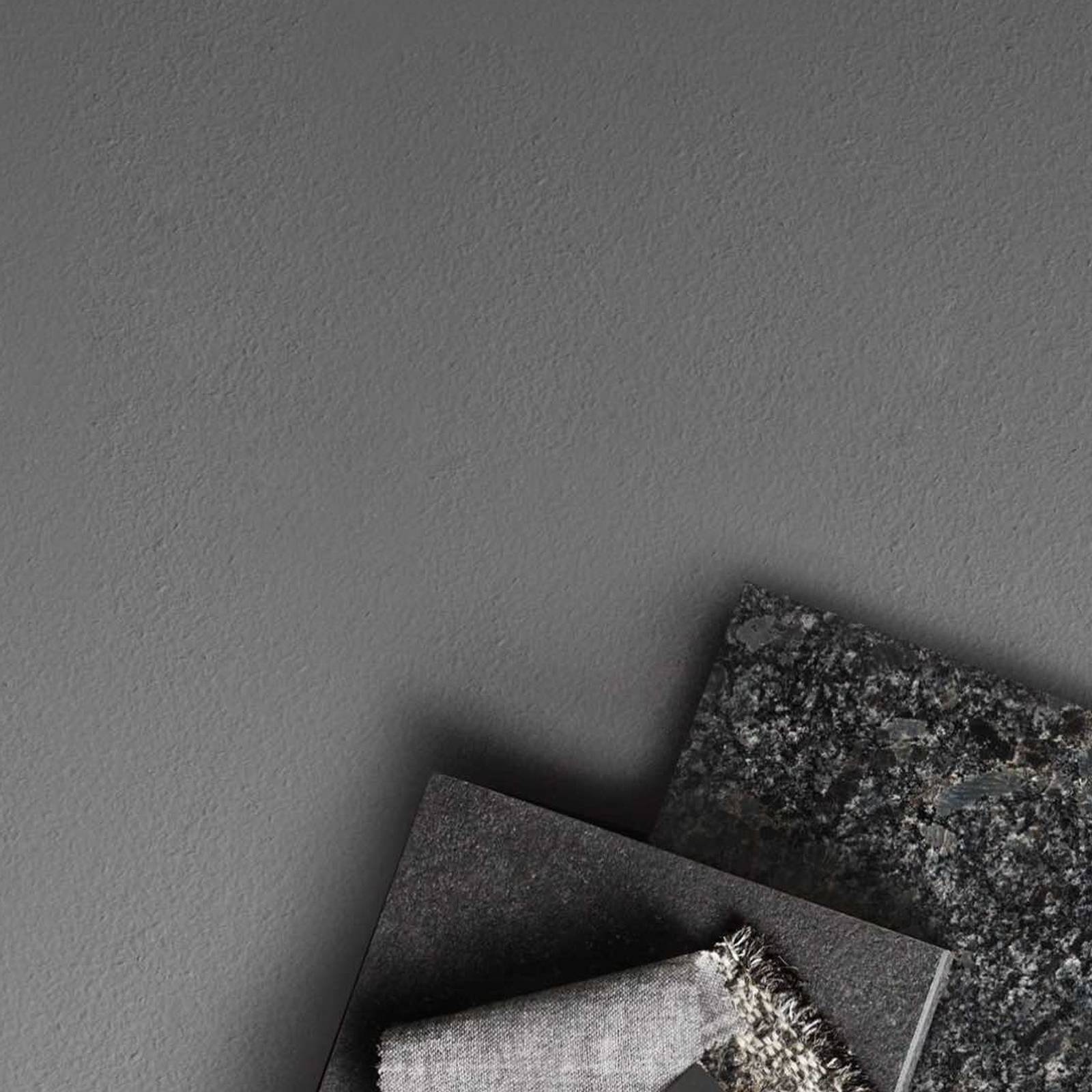 Mörkgrå kökslucka med svart blandare och färgprover