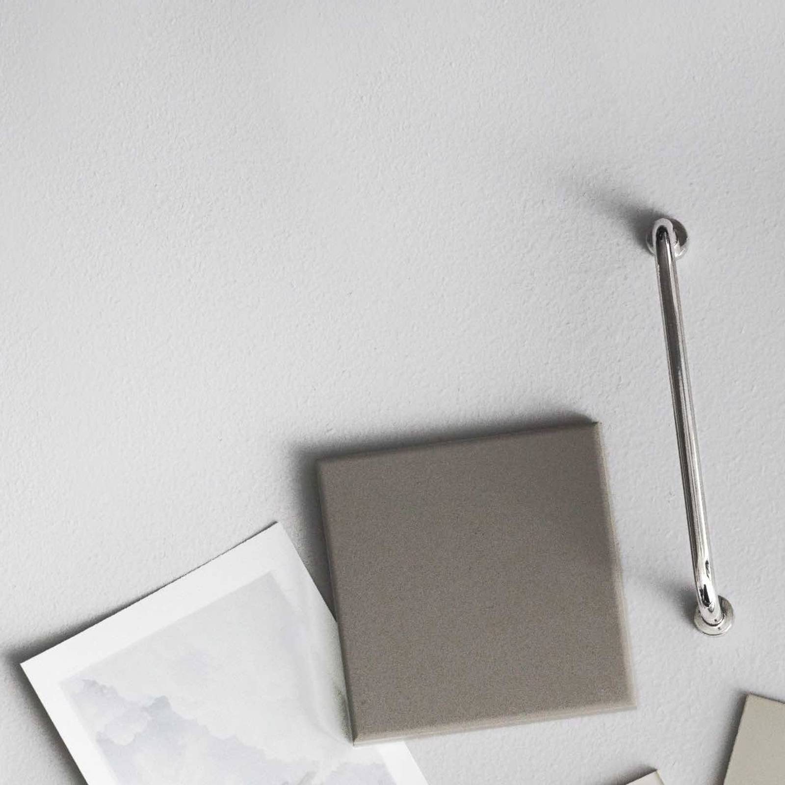 Ljusgrå kökslucka med blandare i rostfritt stål och provbit av marmorbänkskiva