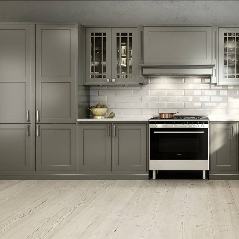 Sigdals Inframekonsept, med dører og skuffer som ligger innrammet, gir innredningen et flott, plassbygd preg. Scala kan fås med innramming i foliert MDF i samme farge.