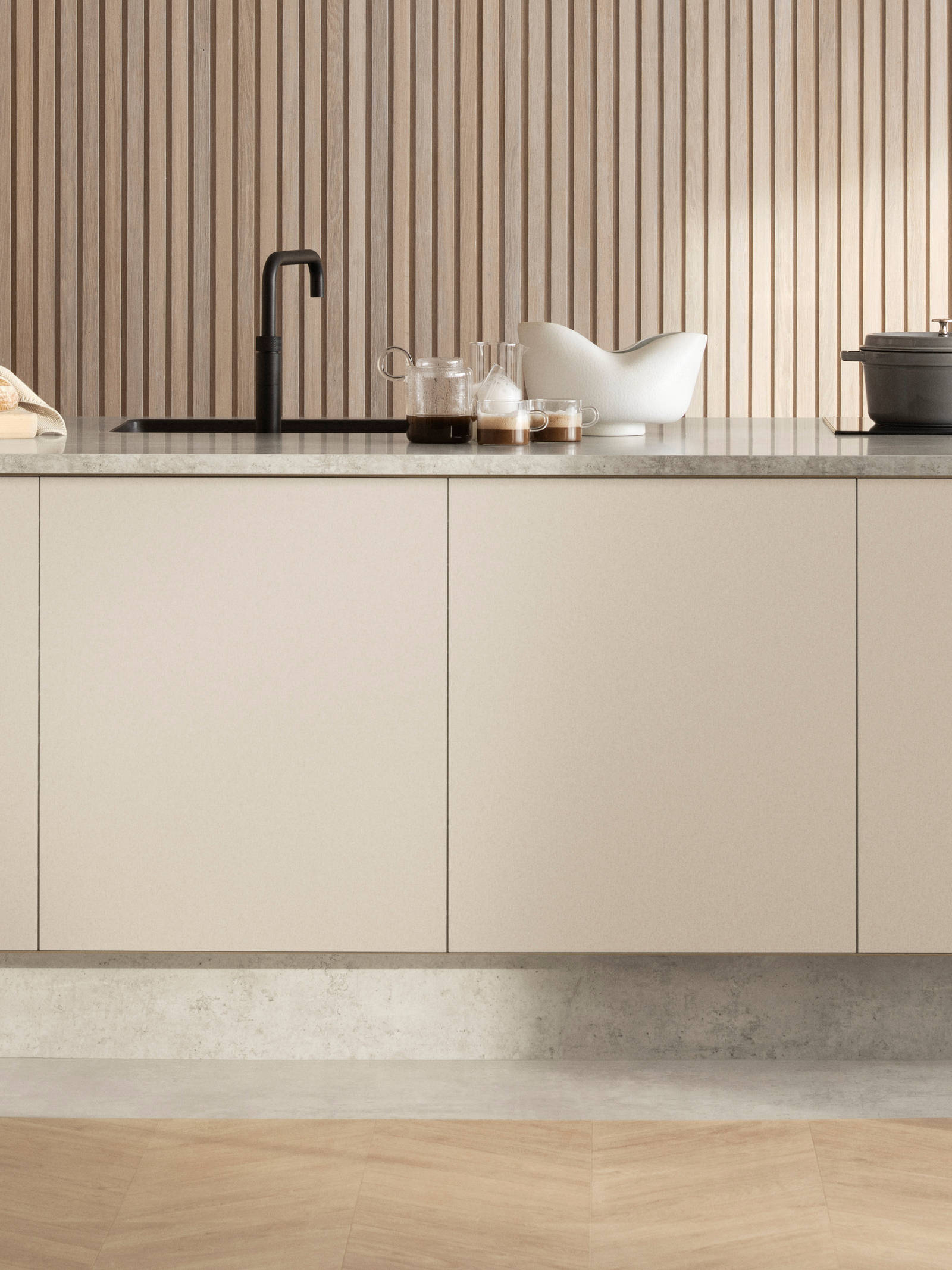 Beige kök Arkitekt Plus Sand, köksö med svart diskho och blandare