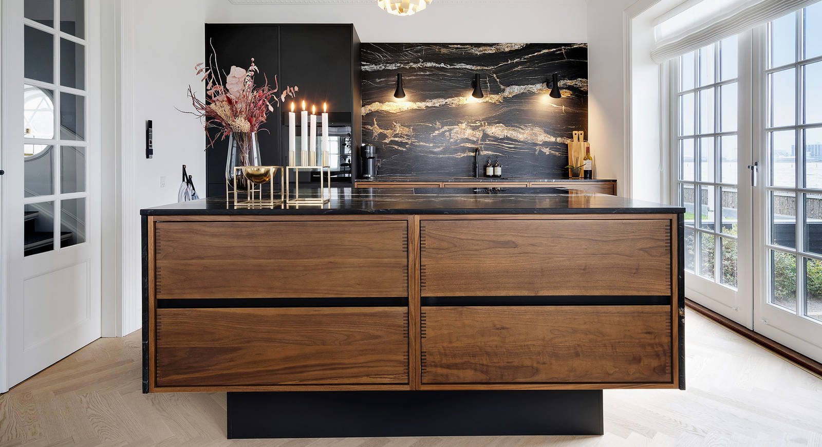 Kjøkkenøy i valnøtt med Belvedere benkeplate