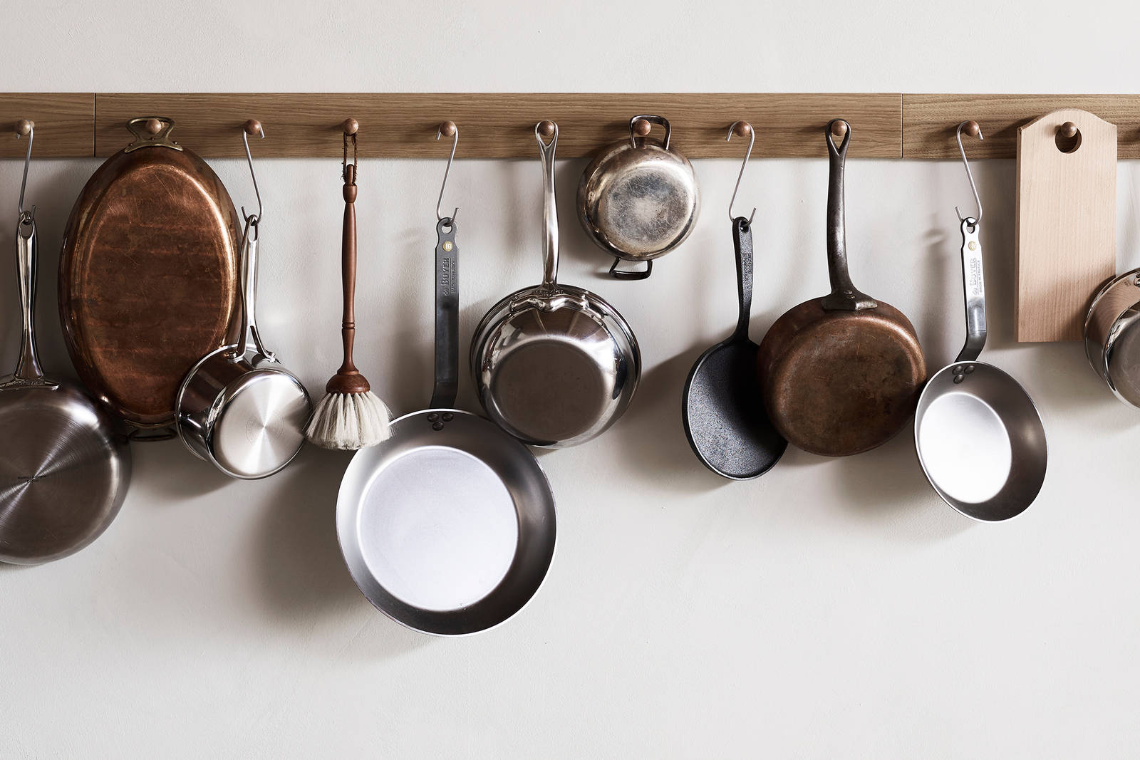 Knoppbräda i naturek - till kök med shakerkänsla från Marbodal.