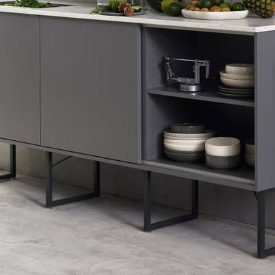 Marbodal Viken Åska - Smart skjutdörrsskena för väggskåpens luckor. Bänkskiva i Corestone på grunda bänkskåp på metallben.