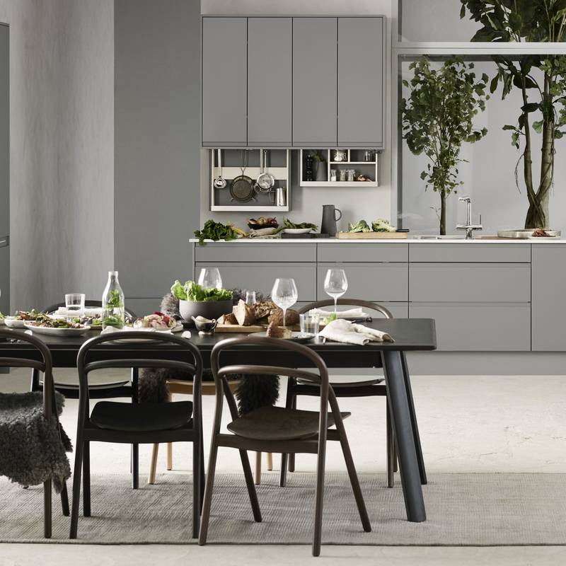 Herlig trendkjøkken med slette fronter og innfreste grep, som markerer modellens linjerene design. Horisont kjennetegnes av en klar og kjølig friskhet, noe som representerer ny nordisk design på sitt beste.